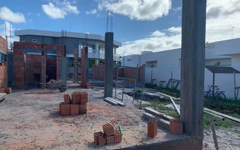 Construção de edifício residencial em andamento