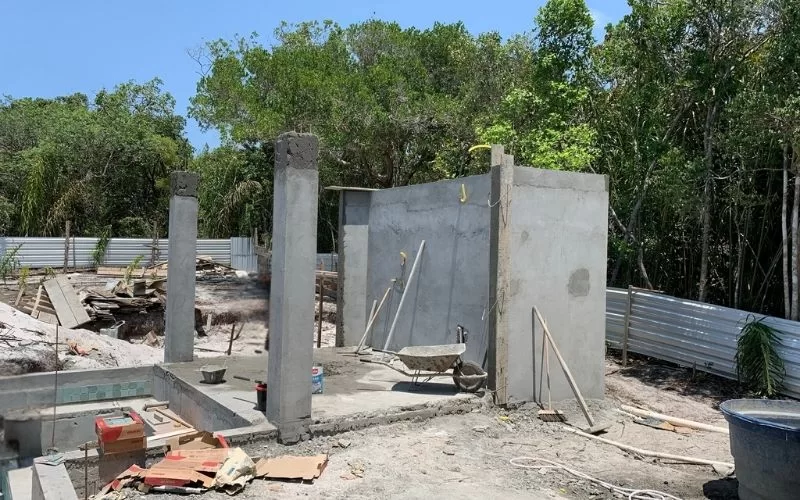 Obra em construção com paredes de cimento.