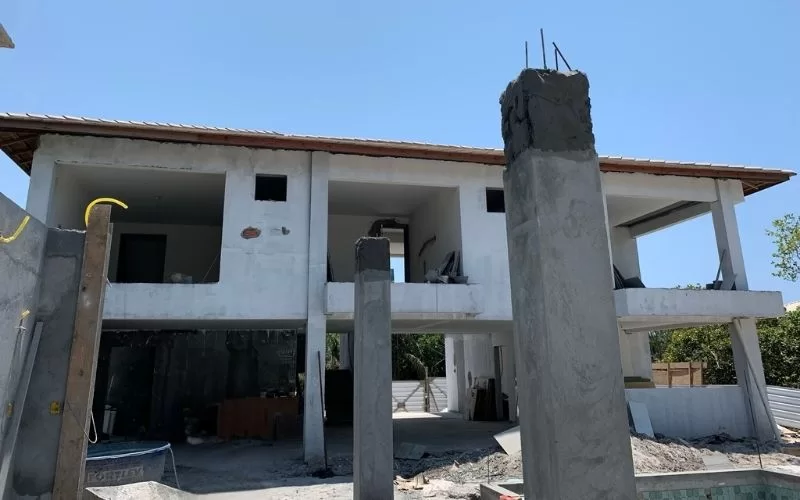 Construção de moradia em fase inicial, Portugal.