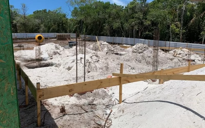 Construção de alicerces em terreno arenoso.