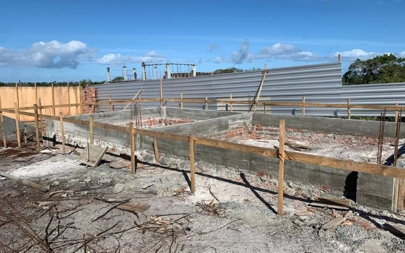 Construção de fundações de edifício em andamento.