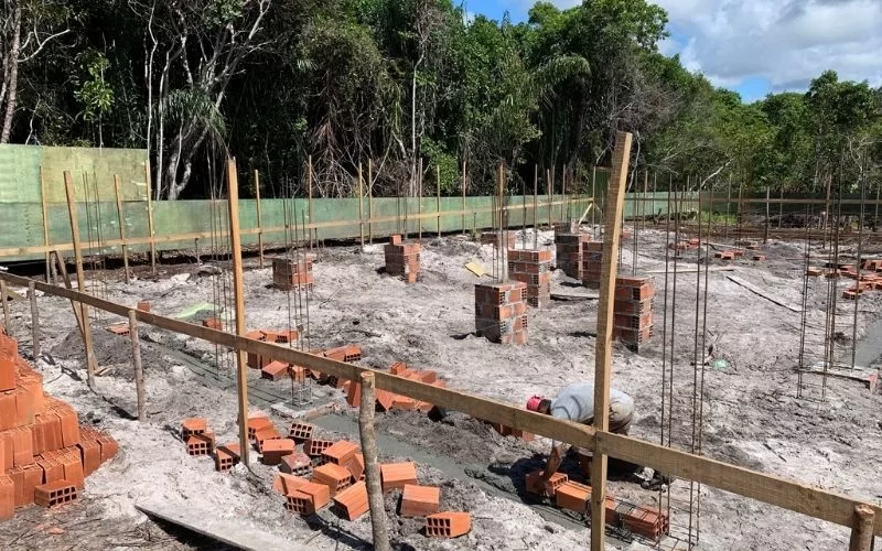 Obra de construção com tijolos e madeira.