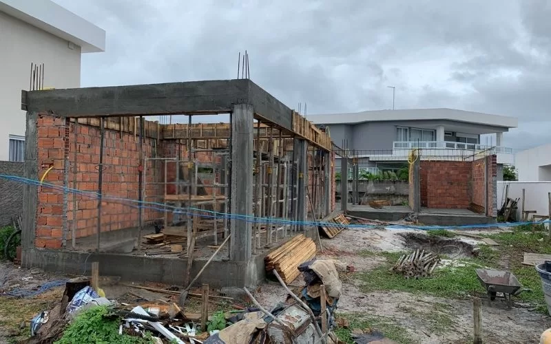 Construção de casa com tijolos e cimento
