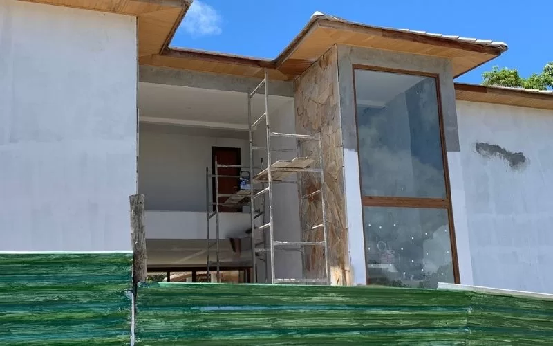 Casa moderna em construção com andaimes.
