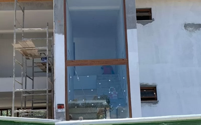 Fachada de edifício em construção com andaimes.