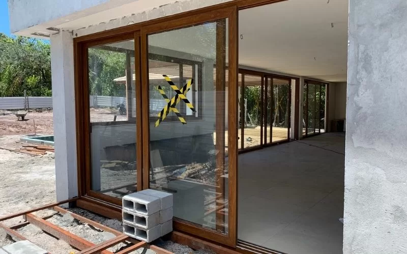 Casa moderna em construção com portas de vidro