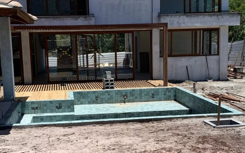 Construção de piscina em casa moderna.