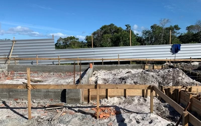 Construção de fundações em terreno arenoso ao ar livre.