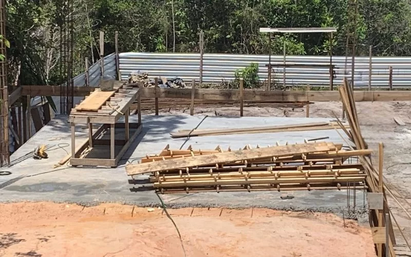 Construção de fundações em obra.