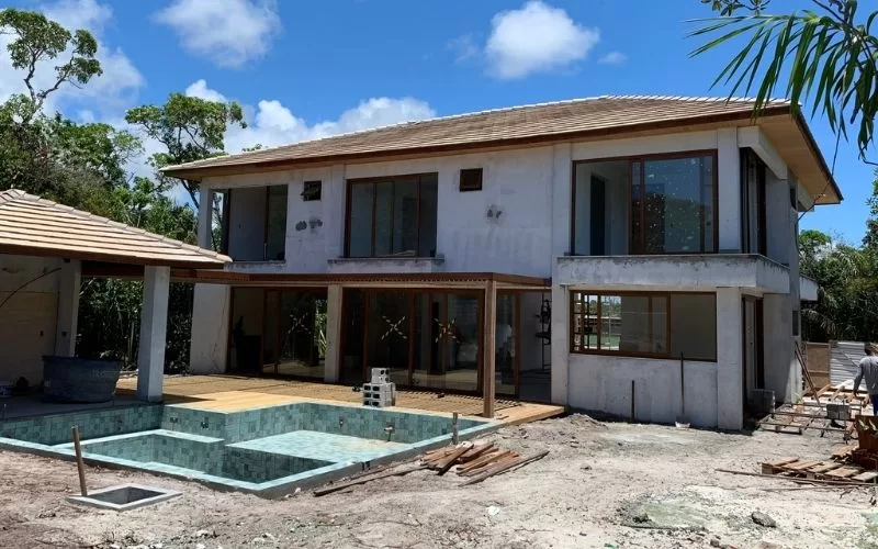 Casa moderna em construção com piscina.
