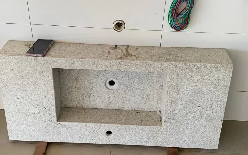 Lavatório de pedra bege em instalação