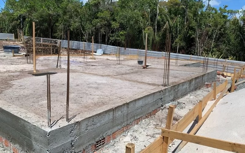 Fundação de construção em obra ao ar livre.