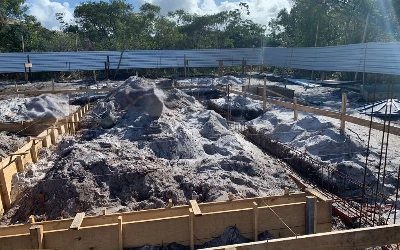 Terreno em construção com cimento e areia.