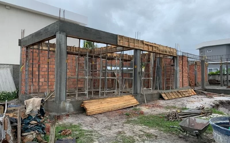 Construção de casa em fase inicial, Portugal.