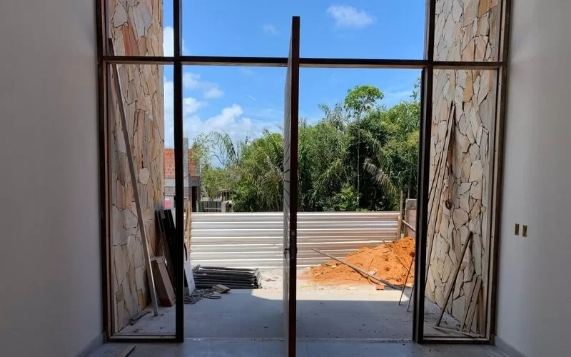 Porta de vidro ampla com vista para jardim.