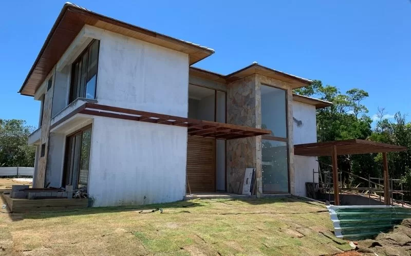 Casa moderna em construção com grande jardim