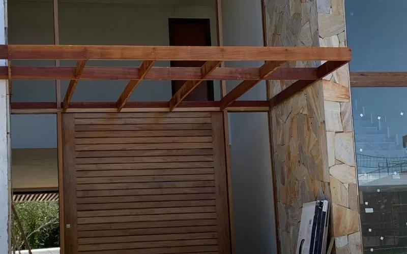 Entrada de madeira em construção moderna.