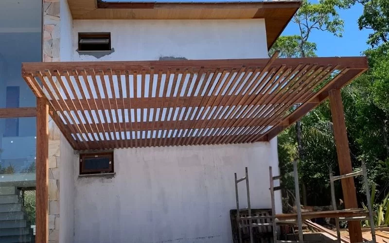 Pérgola de madeira em construção na casa.