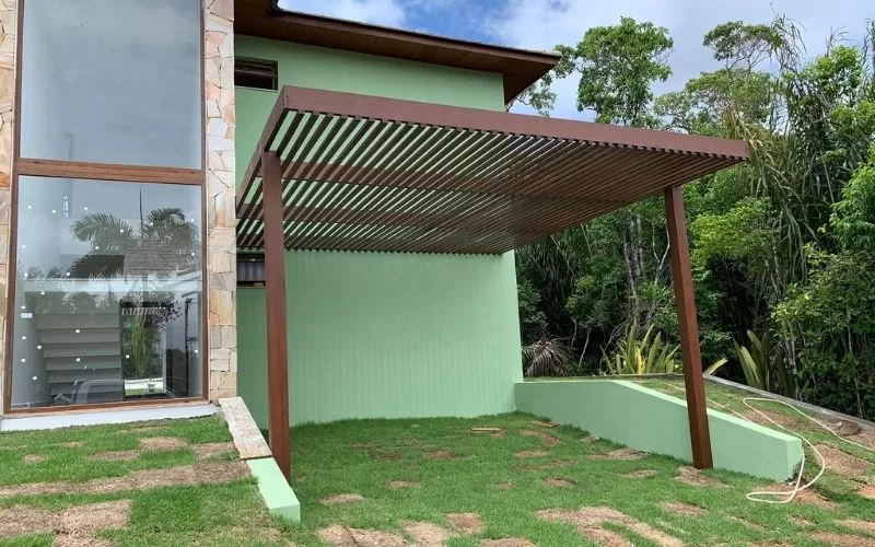 Casa com pergolado moderno e jardim verde