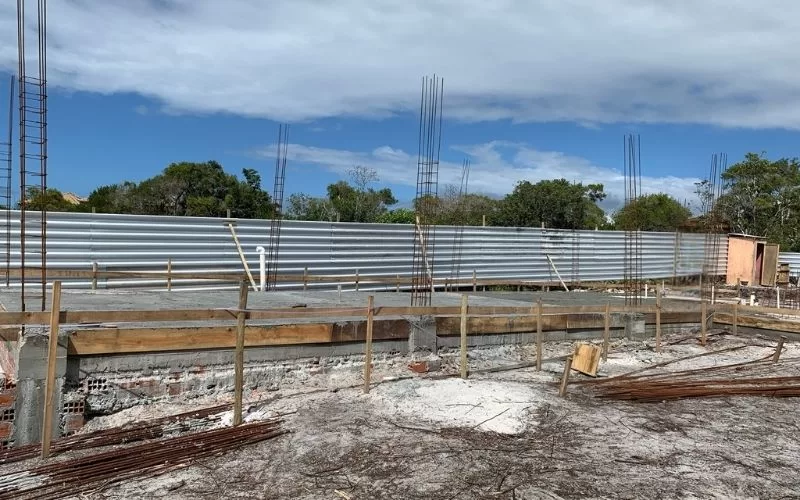 Construção de fundação com estrutura metálica externa.