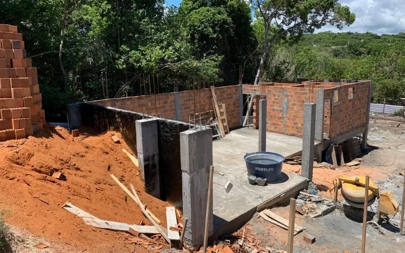 Construção de casa em andamento no campo.