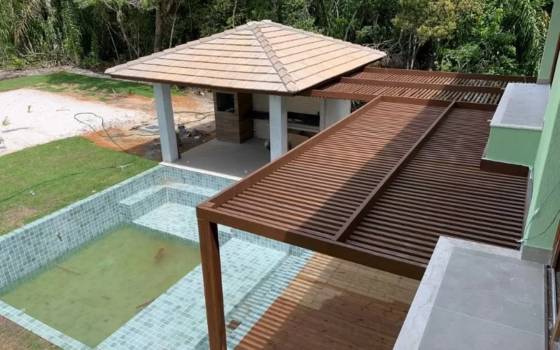 Piscina e área de lazer em construção.