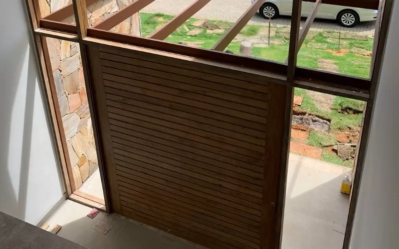 Porta de madeira moderna em entrada principal.