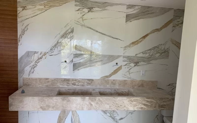 Casa de banho moderna com bancadas de mármore.