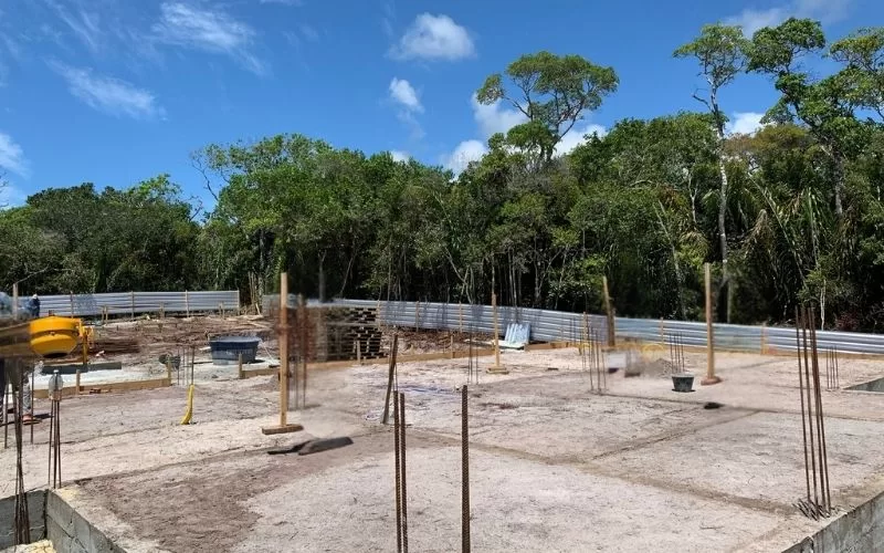 Obra de construção em área florestal.