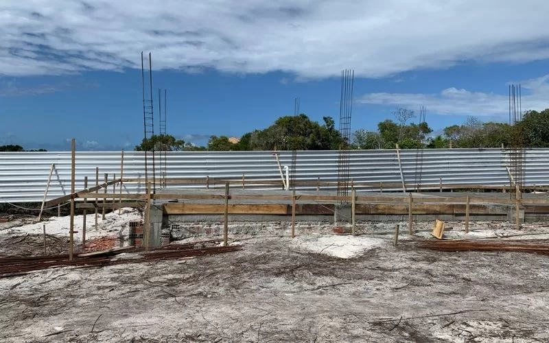 Construção de fundações em terreno preparado.