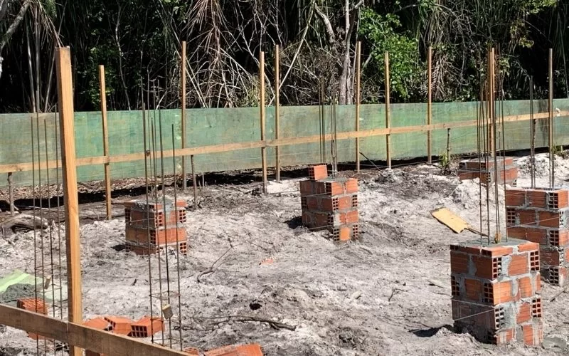 Fundação de construção com tijolos e vergalhões.