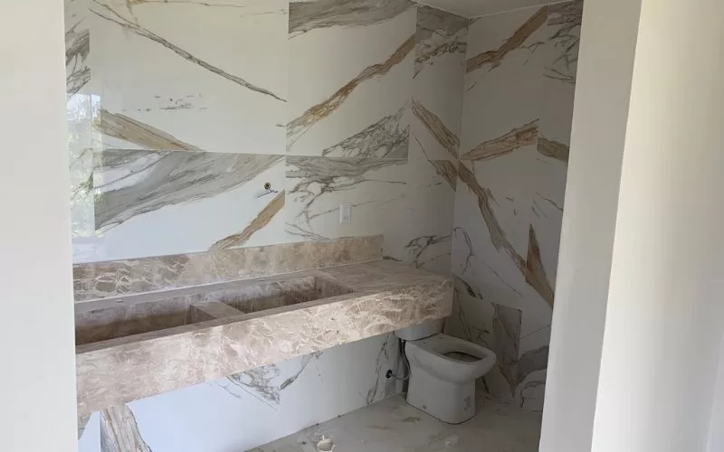 Casa de banho moderna com mármore elegante.