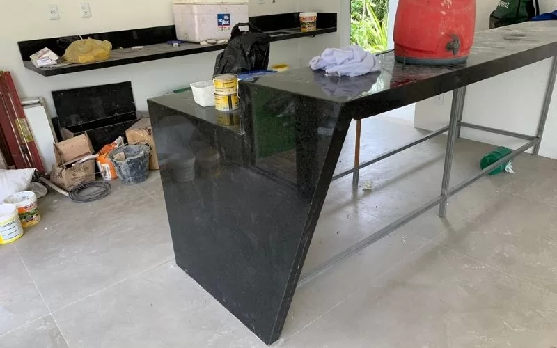 Bancada de granito preto em obra de construção