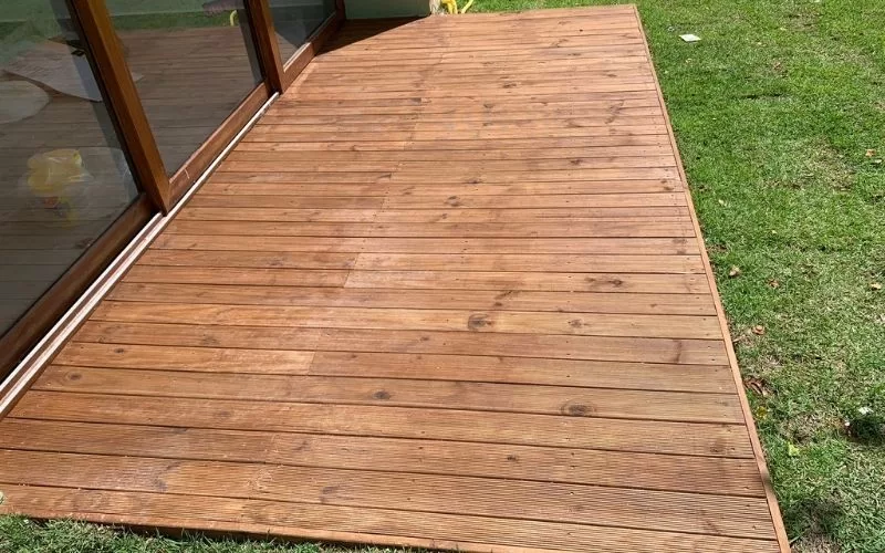 Deck de madeira ao ar livre num jardim