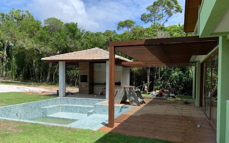 Pátio moderno com piscina e área de lazer