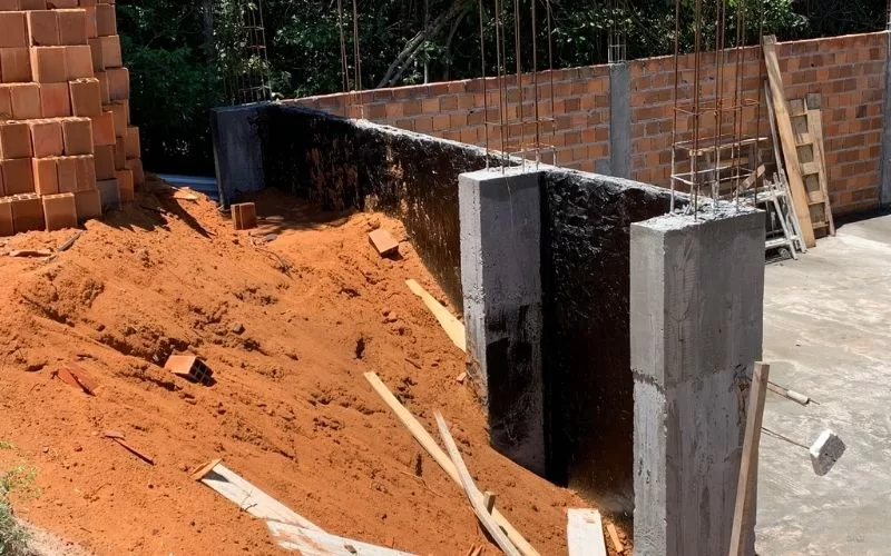 Construção de muro com blocos e cimento