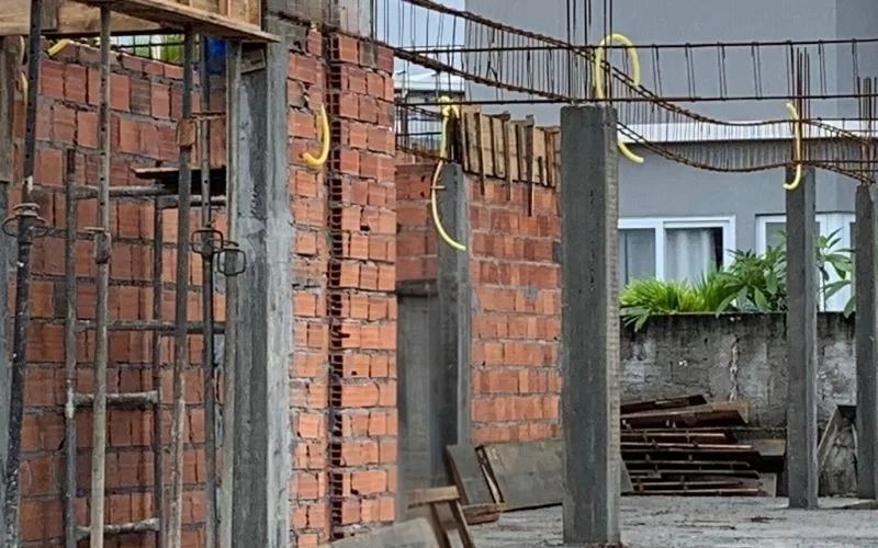 Obra de construção com paredes de tijolo.