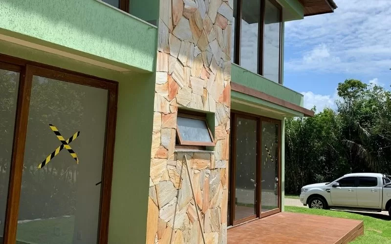 Casa moderna com fachada de pedra e jardim