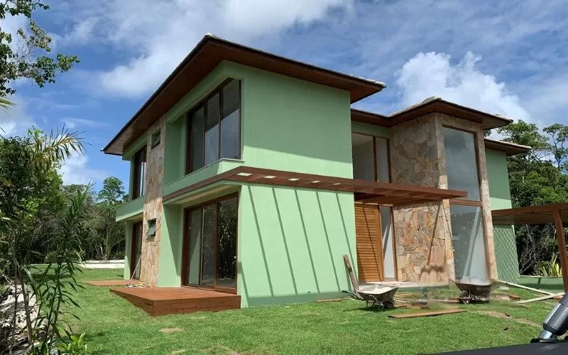 Casa moderna com jardim verde no exterior.