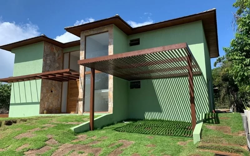 Casa moderna com fachada em pedra e madeira.