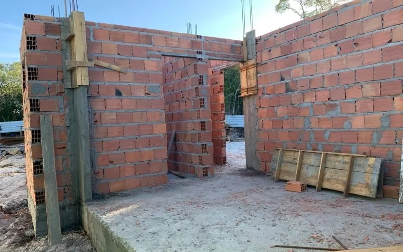 Paredes de tijolo em construção, sem telhado.
