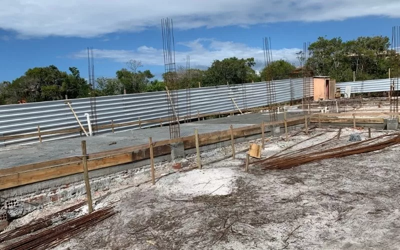 Construção de fundações com vergalhões e cercas metálicas.