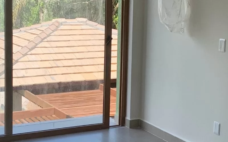 Vista para jardim através da porta de vidro.