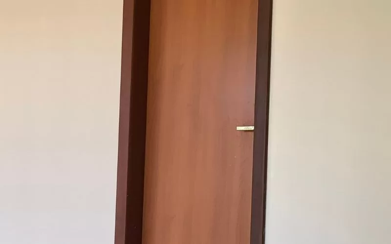 Porta de madeira em ambiente interno.