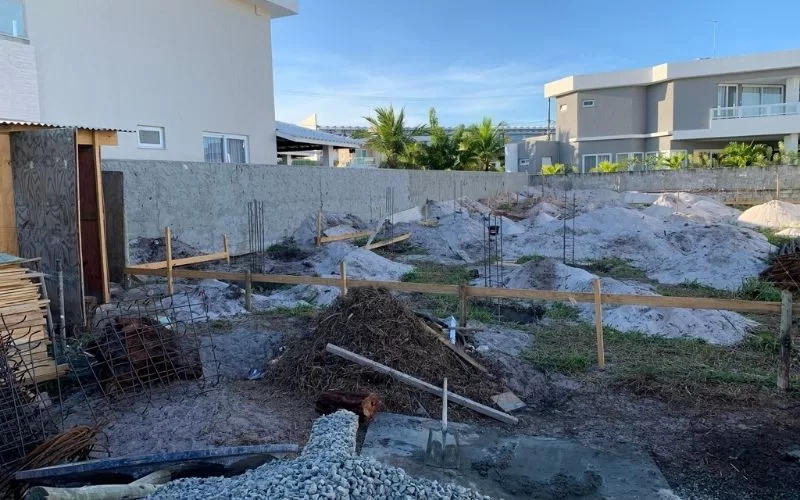 Terreno em construção numa área residencial.