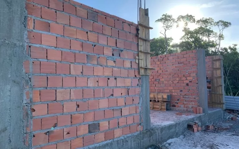Construção de parede de tijolos em obras.