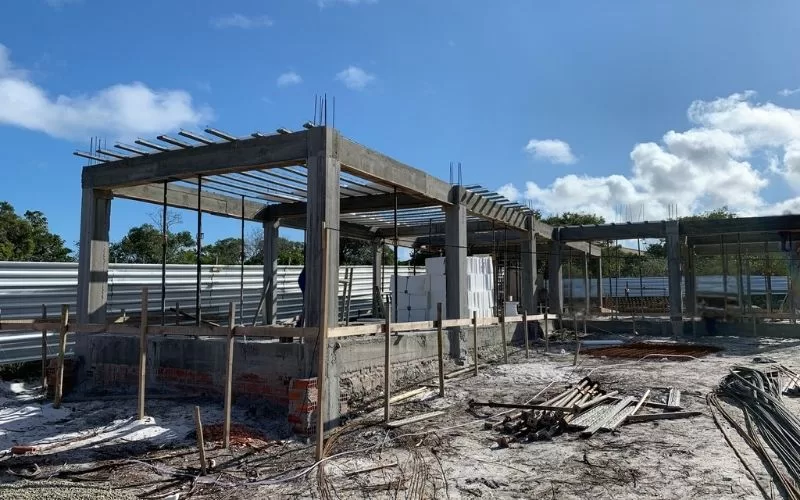 Construção de edifício com estrutura de betão inacabada.