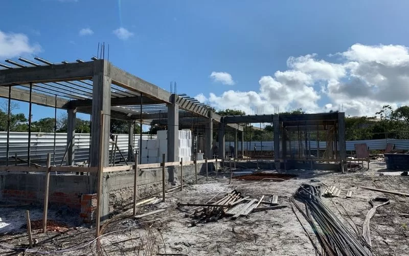 Construção de edifício em progresso com céu azul.