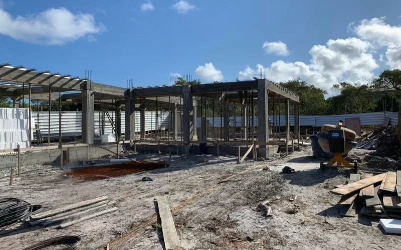 Construção de edifício em andamento com céu azul.