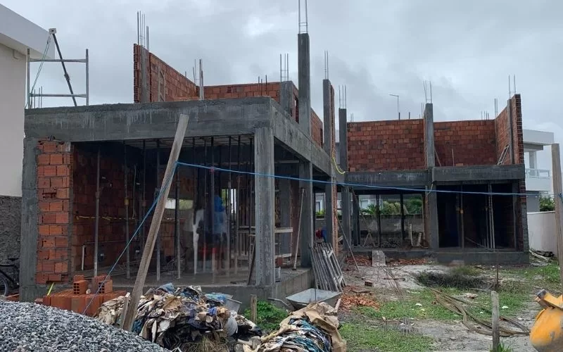 Construção de casa em tijolos vermelhos.
